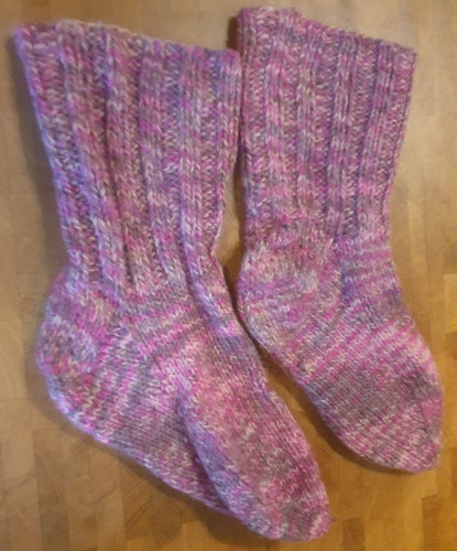 Rosa/gråa sockar i fina färger. Fint skick hantverk Jämtland.