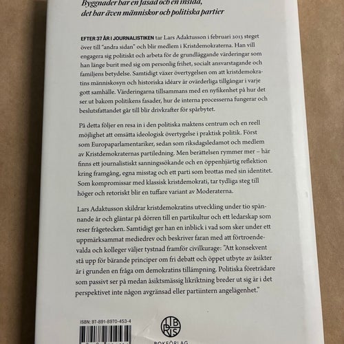 Fasaden och insidan av Lars Adaktusson
