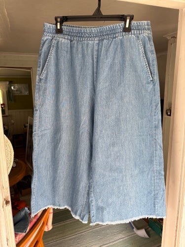 Härliga blå retro jeans culottes 3/4 byxor Monki M