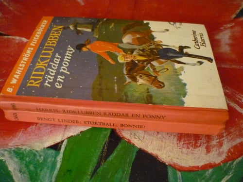 BOK, 2 STYCKEN FLICKBÖCKER, RIDKLUBBEN RÄDDAR EN PONNY, STÖRTBALL BONNIE, BÖCKER