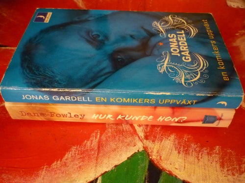 BOK, 2 STYCKEN POCKET BÖCKER, DANA FOWLEY: HUR KUNDE HON?, JONAS GARDELL: EN KOM
