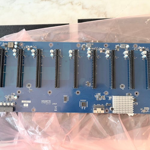 PCI-E split board, GIGABYTE CPBG8A0 Rev 1.0 Riserkort med 8x PCIe x16-platser