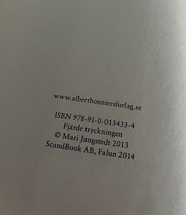 DU GÅR INTE ENSAM av Mari Jungstedt - inbunden