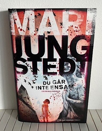 DU GÅR INTE ENSAM av Mari Jungstedt - inbunden