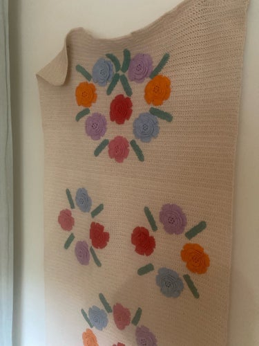 Virkad matta, bonad med blommor