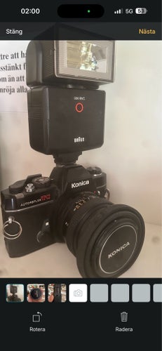 Kamera med objektiv och blixt