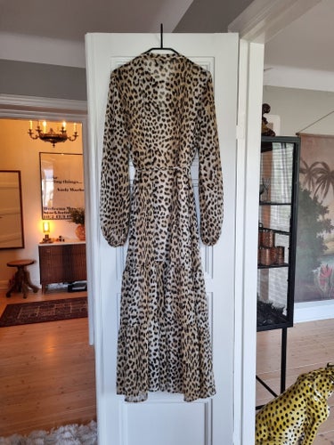 Gina Tricot leopardmönster klänning, storlek 38