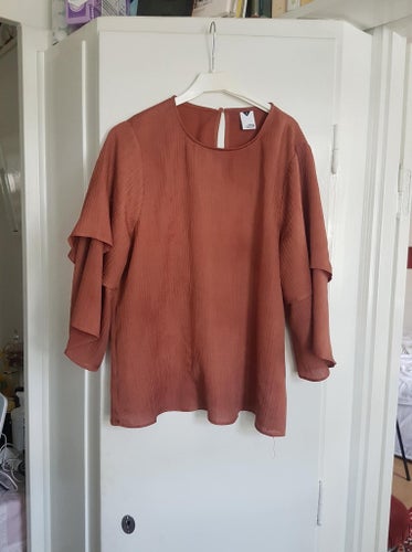Blus med volangärm från Visual Clothing Project