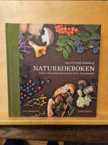 Naturkokboken - från skogspromenad till tallriken, Holmberg