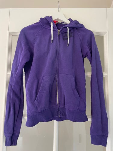 Nike lila hoodie med dragkedja, storlek XS