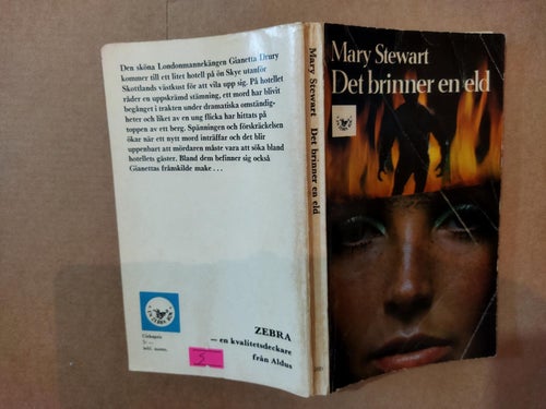 Det brinner en eld av Mary Stewart. bok, pocket. Good plus