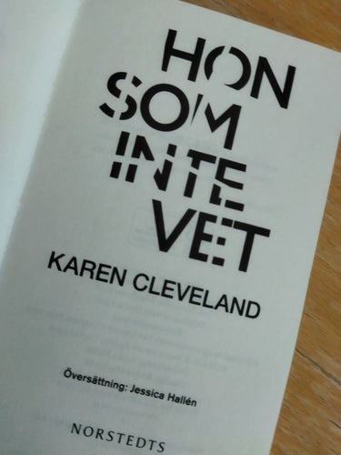 Hon som inte vet av Karen Cleveland. Bok. Very Fine plus