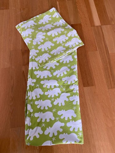 2 Påslakan och 1 örngott. Flodhästar 2006 design Eva Lundgreen. Fjärilar