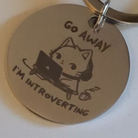 Nyckelring Katt med dator och hörlurar Go away I'm introvering