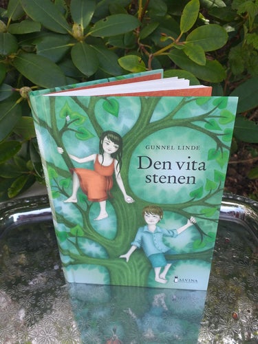 Den vita stenen av Gunnel Linde Alvina förlag tryck 2014 Fint skick