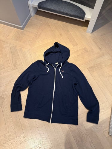 Hollister California mörkblå huvtröja, storlek XL