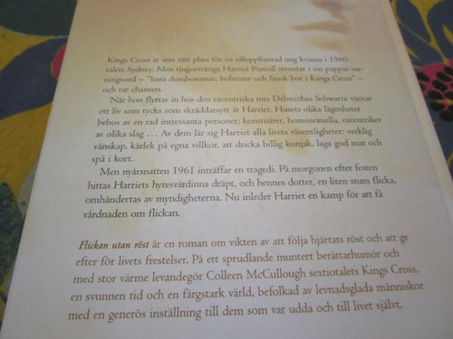 COLLEN MCCULLOUGH - FLICKAN UTAN RÖST - BOK
