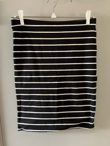 H&M svart-vit randig kjol, stl S