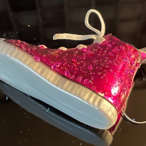 Julgranskula i form av en gympasko i glittrigt rosa