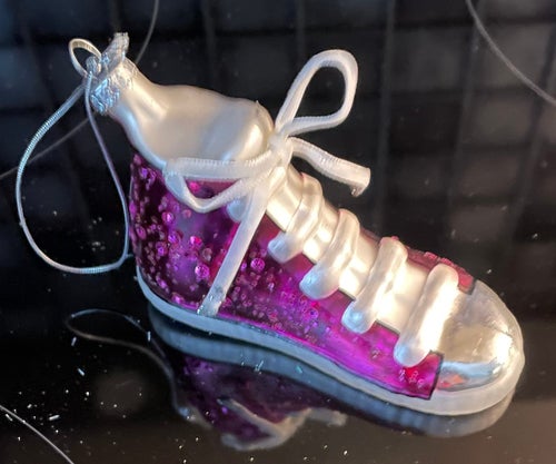 Julgranskula i form av en gympasko i glittrigt rosa