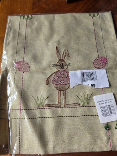 Påskduk med broderad kanin