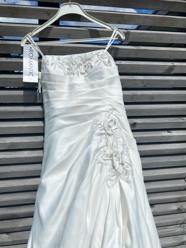 ROMANTICA elfenbensvit brudklänning, storlek 44