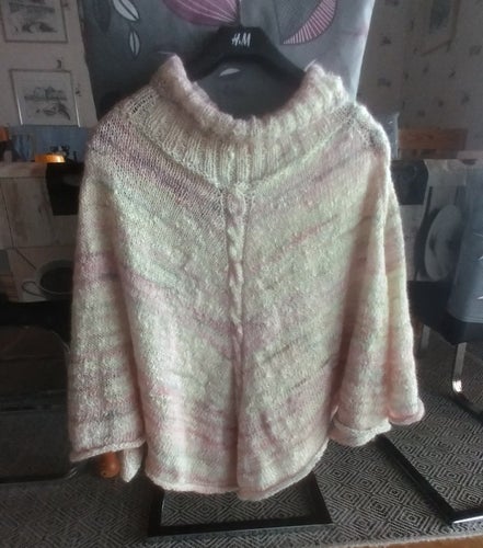 Rosa/vit poncho i handspunnet garn