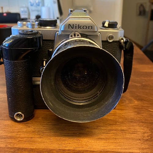 Nikon analog systemkamera med objektiv