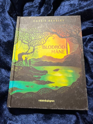 Blodröd Måne av Cassie Beasley, 2016
