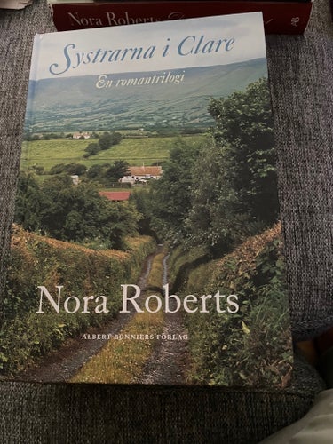 Systrarna i Clare - En romantrilogi av Nora Roberts