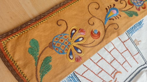 Broderad BONAD text# OM VÄNNEN ÄR TROFAST ÄR LYCKAN BOFAST# KURBITS 84x42 cm