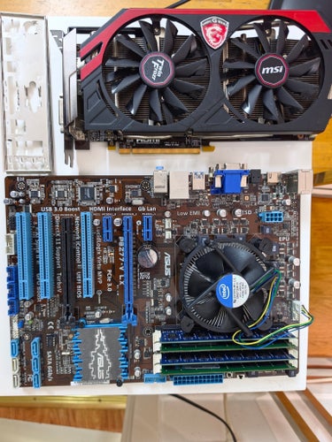 ASUS P8Z77-V LX Moderkort med Intel i7-3770 CPU, 16GB DDR3 RAM och NVIDIA