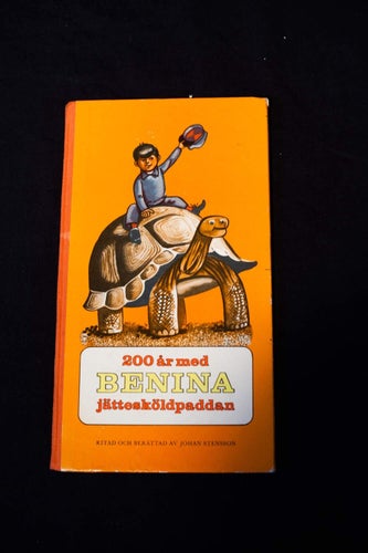 200 år med Benina Jättesköldpaddan. Tryckt 1969 1:a upplagan.