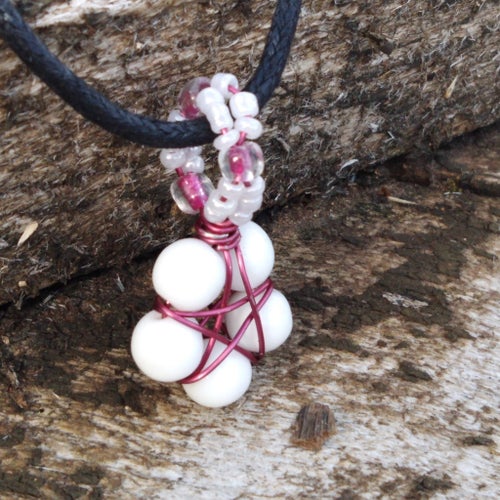 Handgjort halsband lyckostjärna i rosa wire, porslin och glas. 3,5cm, 1 1/2 inch
