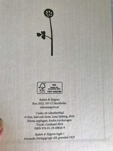 UNDER ETT RABARBERBLAD Lena Sjöberg 2016