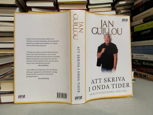 Att skriva i onda tider Skriftställning 2005-2021 av Jan Guillou