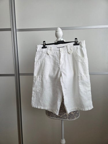 Lindex vita shorts i 100 % linne, storlek 36