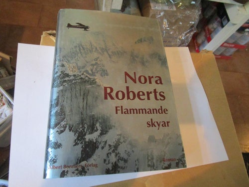 NORA ROBERTS - FLAMMANDE SKYAR - INBUNDEN BOK