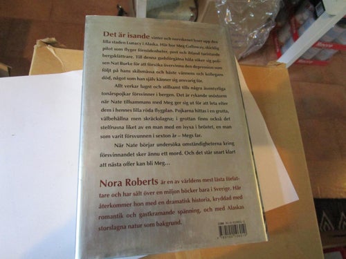 NORA ROBERTS - FLAMMANDE SKYAR - INBUNDEN BOK