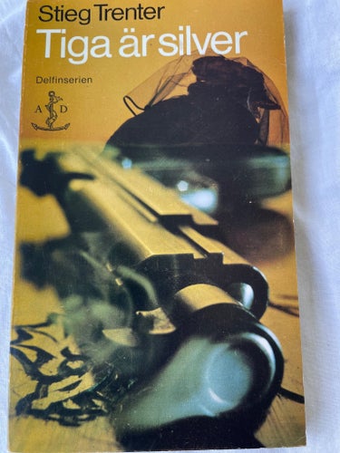 Tiga är silver av Stieg Trenter, 1969