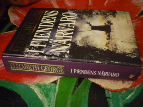 BOK, I FIENDENS NÄRVARO, ELIZABETH GEORGE