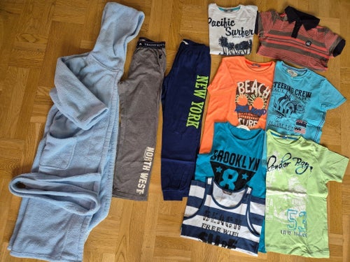 Klädpaket med morgonrock, byxor och t-shirts, str 134/140