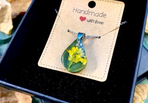 Blomma halsband - handgjord-vild gul blomma+Klar Resin+Rostfritt Stålkedja