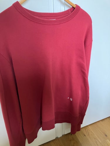 Acne Studios röd tröja, storlek 46