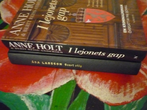 BOK S77, 2 STYCKEN BÖCKER, ÅSA LARSSON: SVART STIG, ANNE HOLT: I LEJONETS GAP