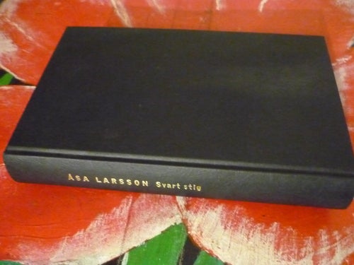 BOK S77, 2 STYCKEN BÖCKER, ÅSA LARSSON: SVART STIG, ANNE HOLT: I LEJONETS GAP