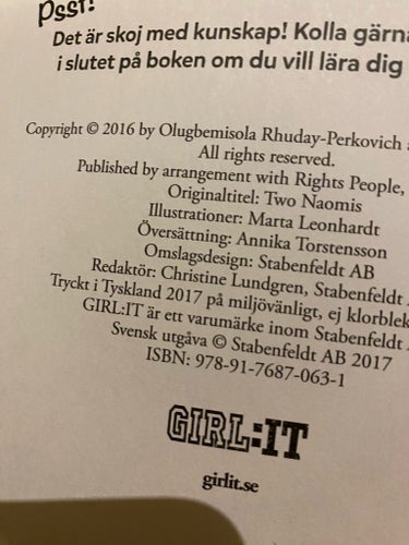 Bokpaket: Hemligheter och symaskiner, Lucy, Alexia och regnbågsfamiljen, En
