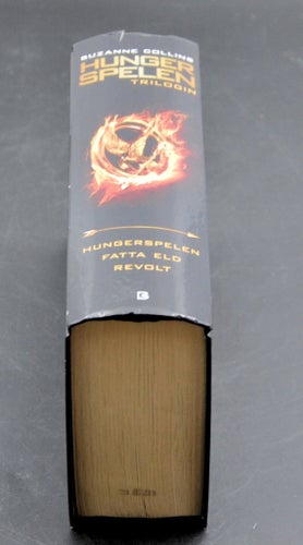 Hungerspelen Trilogin av Suzanne Collins (2012)