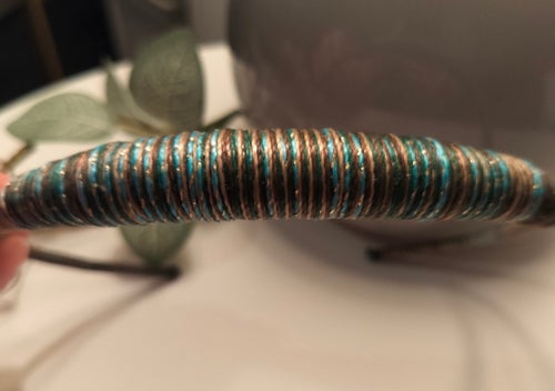 Stabilt etniskt halsband / choker i afrikansk tribal-stil – flätad tråd