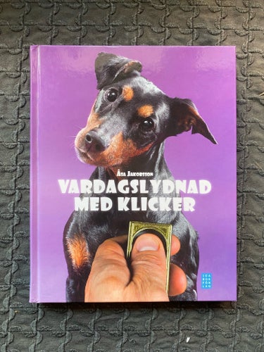 Vardagslydnad med klicker av Åsa Jakobsson, 2010